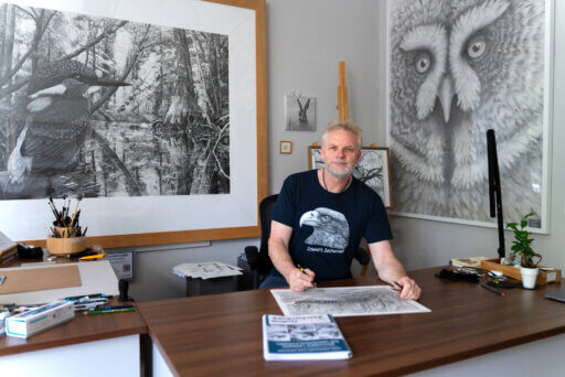 Zeichner Ralf Wilhelm Schmidt im Atelier