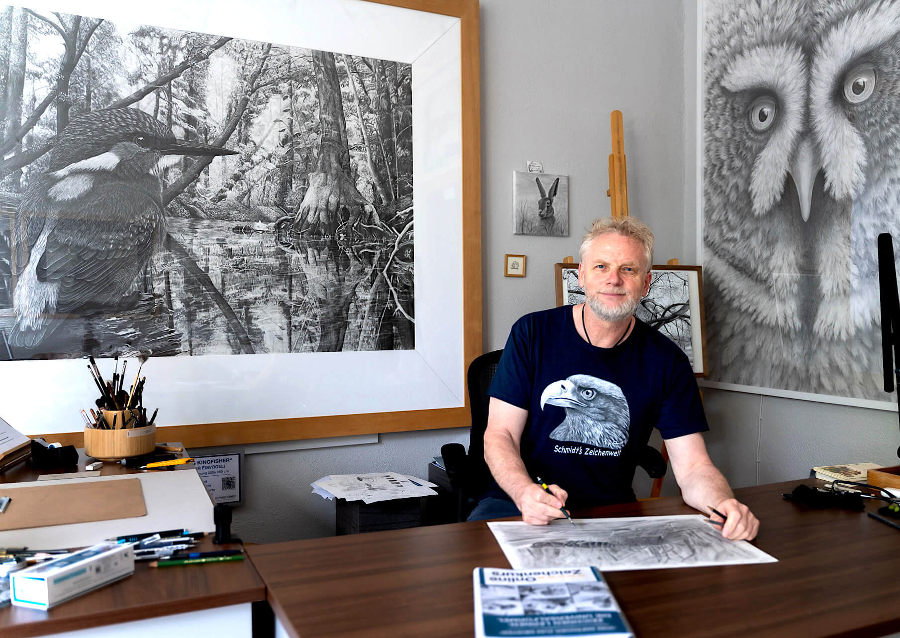 Zeichner Ralf Wilhelm Schmidt im Atelier